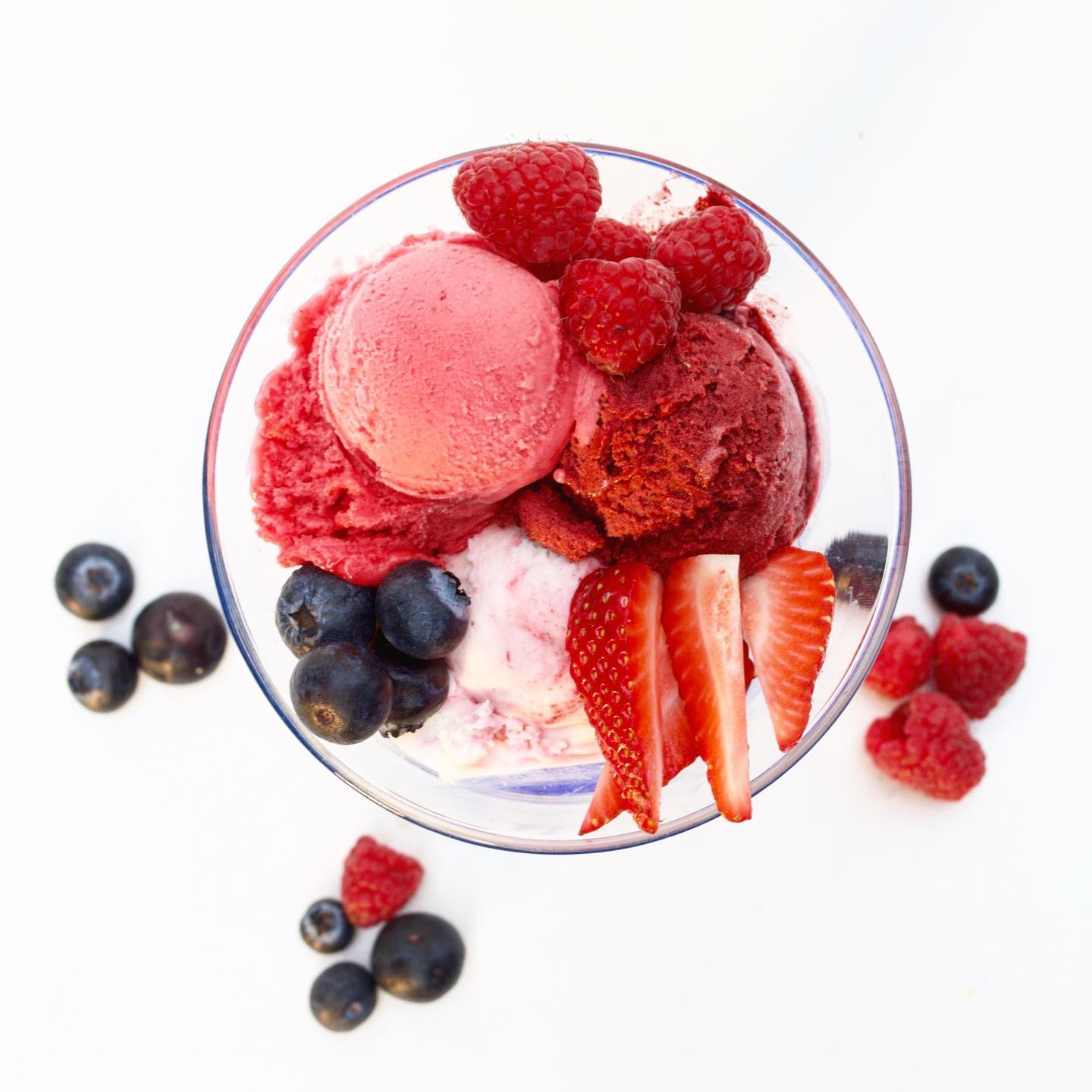 Een coupe met rood fruit en ambachtelijk ijs