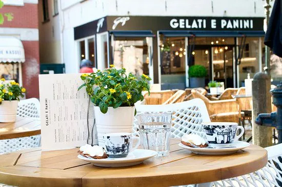 Het zonnige terras van Gelati e Panini